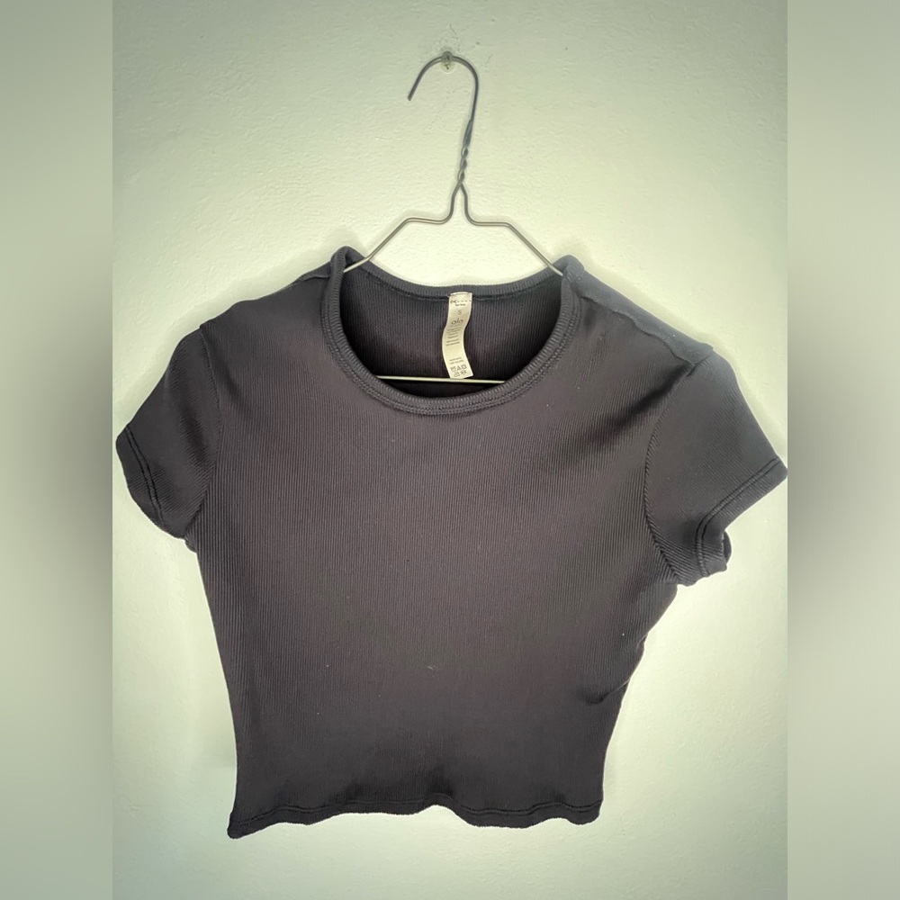 Alo Yoga Ribbed Short Sleeve in Black